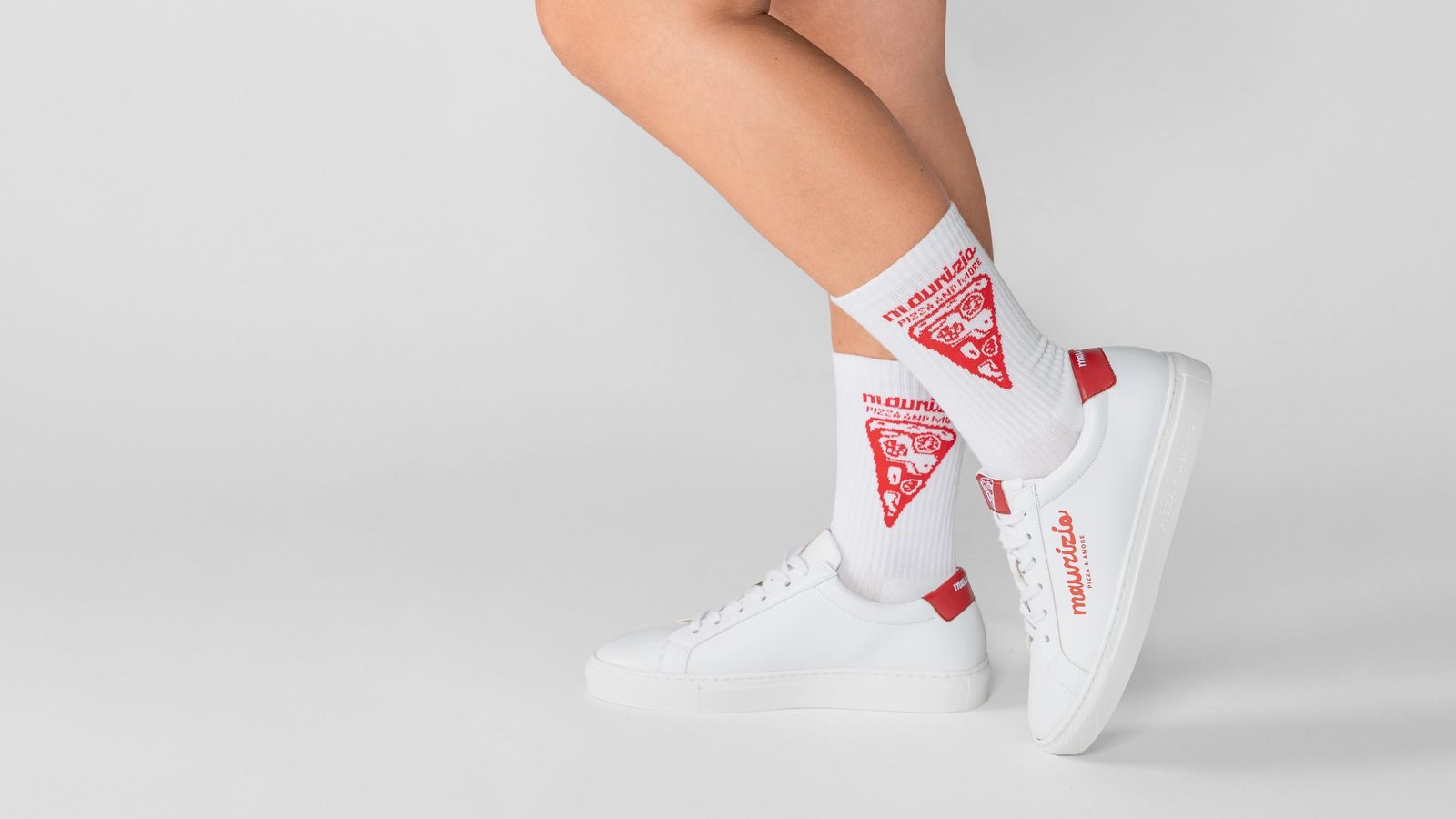 Weiße HAKRO Socken mit eingestricktem roten Logo